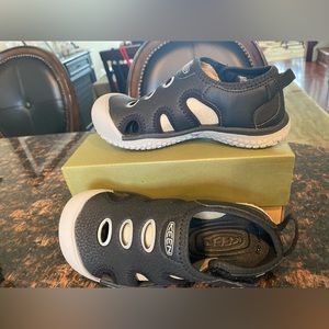 Keen Stingray Waterproof Black Unisex shoes/sandals size 11